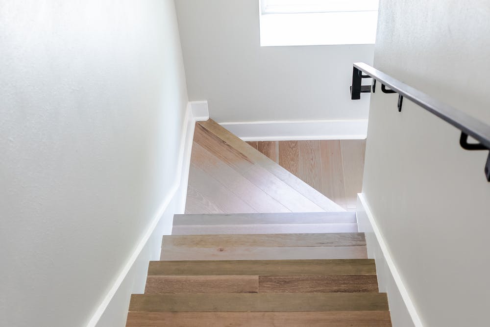 Schody drewniane – krok po kroku w wyborze idealnych schodów do nowego domu