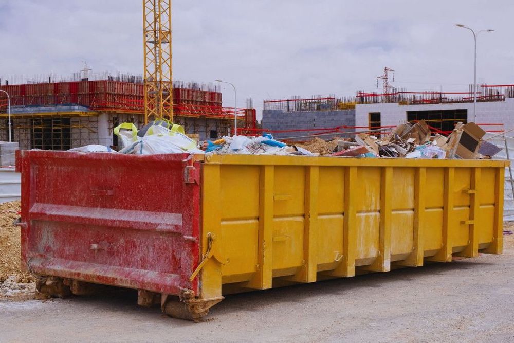 Remont domu jednorodzinnego a gruz – dlaczego kontener to najbezpieczniejsze rozwiązanie?